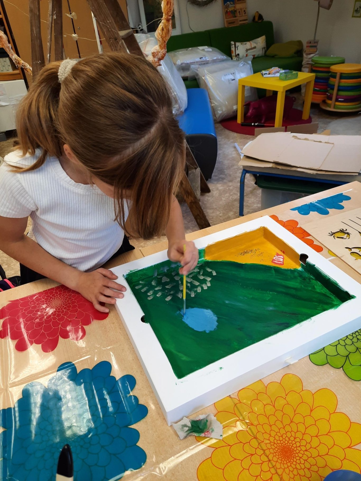 Fleißig wird das Bild für die Übergabe der Spendengelder vorbereitet.